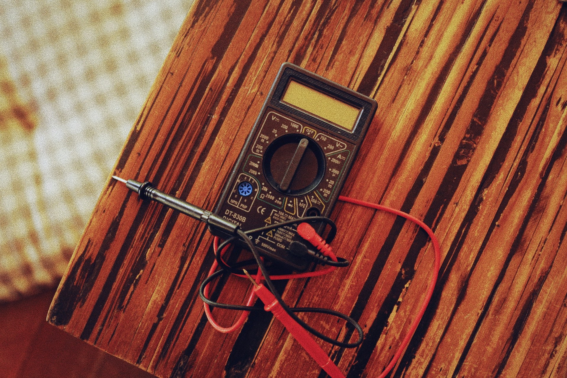 Jak działa i jak obsługiwać miernik elektryczny?